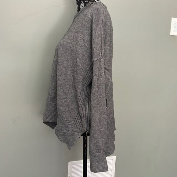 NEW. Grey Super Soft pullover sweater from Hudson Bay - Picture 3 of 5